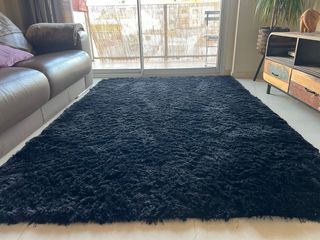 Alfombra negra estilo shaggy
