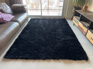 Alfombra negra estilo shaggy