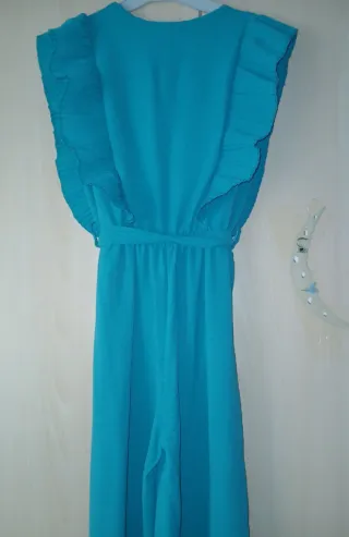 Mono largo con volantes en las sisas