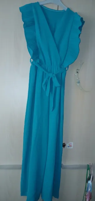 Mono largo con volantes en las sisas