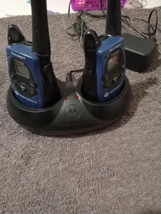 2 Motorola Talkabout T5422 Walkie Talkies