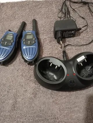 2 Motorola Talkabout T5422 Walkie Talkies