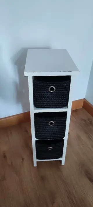 Pequeña estantería de mimbre blanca con 3 cestas