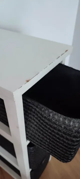 Pequeña estantería de mimbre blanca con 3 cestas