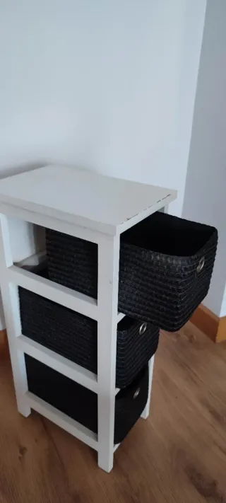 Pequeña estantería de mimbre blanca con 3 cestas