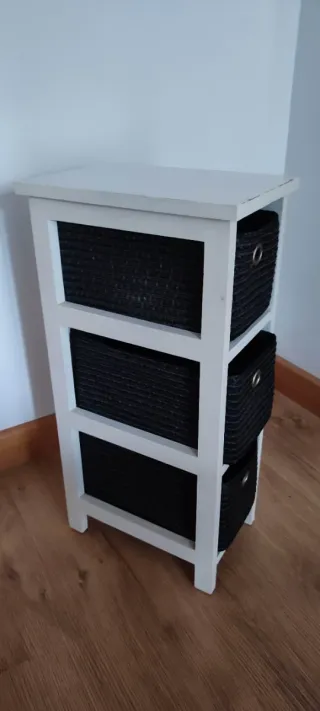 Pequeña estantería de mimbre blanca con 3 cestas