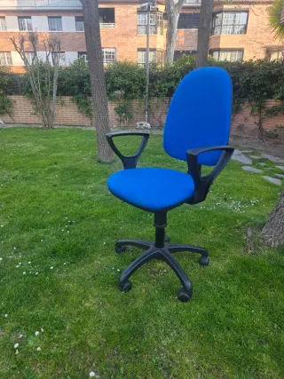 Silla giratoria azul de oficina