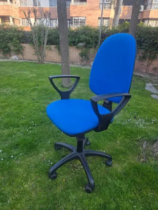 Silla giratoria azul de oficina