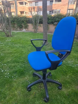 Silla giratoria azul de oficina