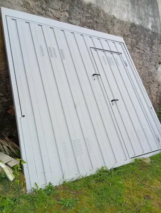 Puerta peatonal aluminio abatible