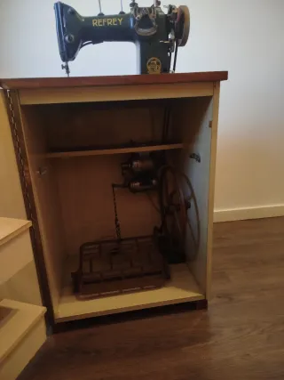 Máquina de coser Refrey con mueble