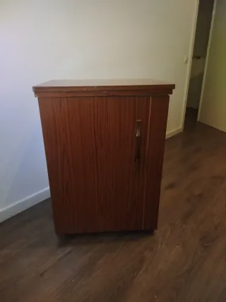 Máquina de coser Refrey con mueble