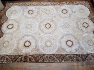 Alfombra de salón beige y marrón