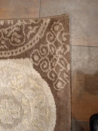 Alfombra de salón beige y marrón