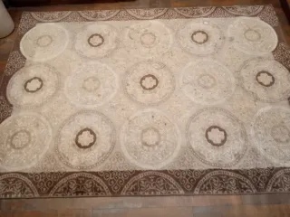 Alfombra de salón beige y marrón