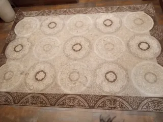 Alfombra de salón beige y marrón