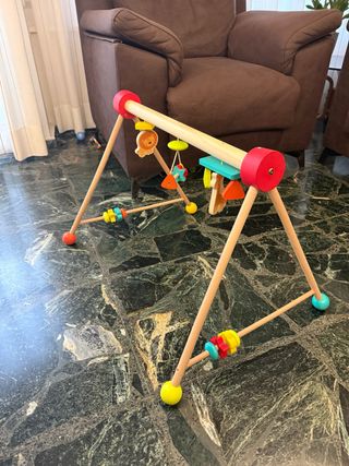 Gimnasio de madera para bebé