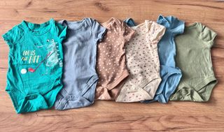 Lote 6 bodys manga corta 3-6 meses