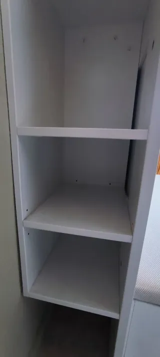 Cabecero de madera blanco con baldas