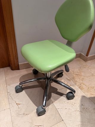 Taburete de clínica verde y plateado