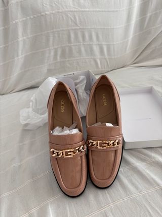 Mocasines Guess dorados y rosas