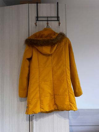 Parka mostaza capucha pelo talla 38