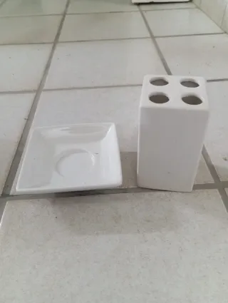 Jabonera y portacepillos de cerámica