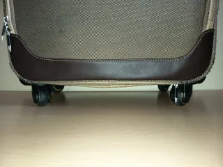 Maleta mediana extensible Ian Carlo con 4 ruedas.