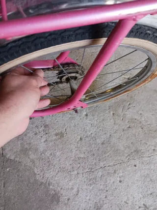 Bicicleta BH rosa solo faltaria la rueda de atra