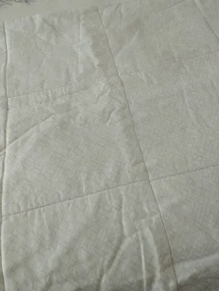 Edredón rosa y blanco