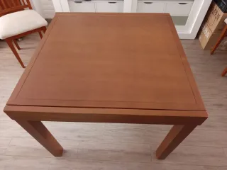 Mesa de comedor y 4 sillas de madera