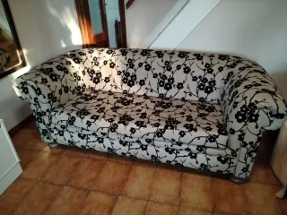 Sofá Chester Tela Flores Blanco y Negro