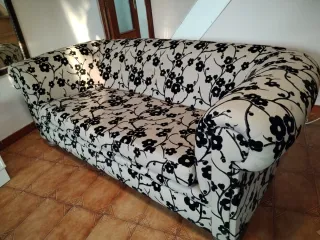 Sofá Chester Tela Flores Blanco y Negro