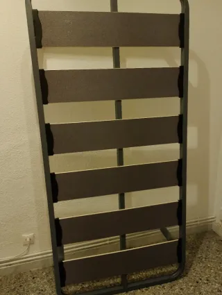 Somier de láminas anchas con patas