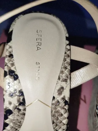 Sandalias de tacón estampado serpiente