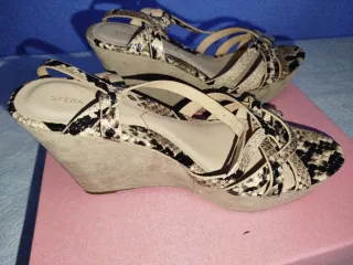 Sandalias de tacón estampado serpiente