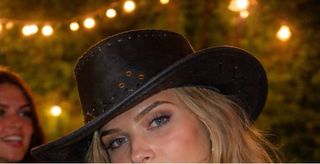 Sombrero negro estilo cowboy