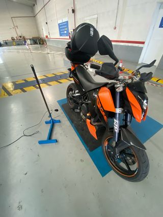 KTM 690 Duke Negra y Naranja