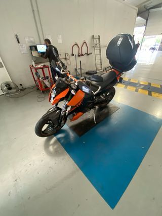 KTM 690 Duke Negra y Naranja