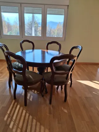 Mesa redonda extensible con 6 sillas