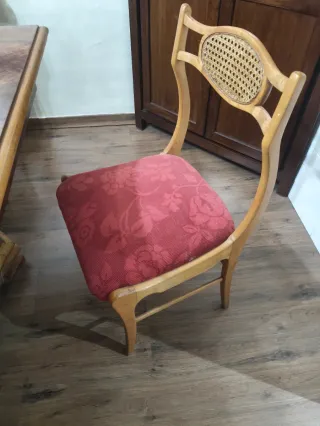 Sillas antiguas de madera y caña