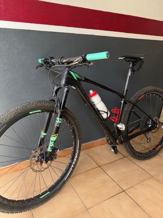 Bicicleta MTB Negra y Verde