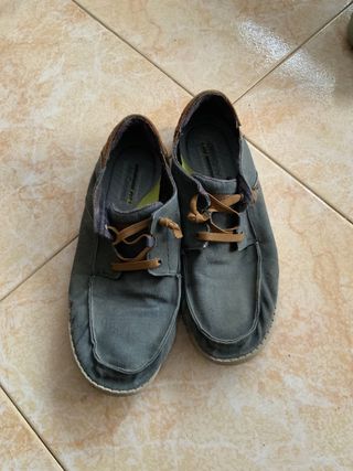 Zapatos casuales grises y marrones