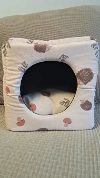 Cama para gato con estampado de erizos