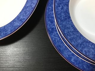 Vajilla 19 piezas azul y blanco, años 90. Nueva.