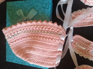 Conjunto Bebé: Gorro, Zapatitos y Babero Rosa
