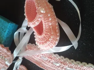 Conjunto Bebé: Gorro, Zapatitos y Babero Rosa