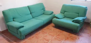 CONJUNTO DE DOS SOFAS DE TELA VERDES Y MUY CÓMODOS