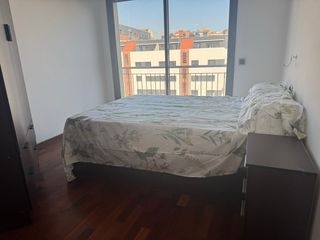 Se alquila habitación luminosa en piso tranquilo,