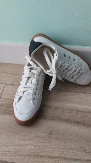 Zapatillas blancas con suela marrón